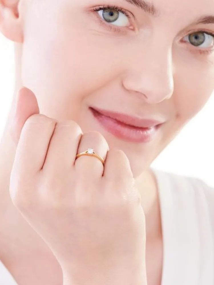 Clearance Apart Pierścionek z żółtego złota z brylantem - 0,18 ct - próba 750
