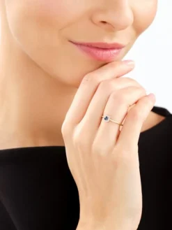 Outlet Apart Pierścionek z żółtego złota z diamentami i szafirem - próba 585