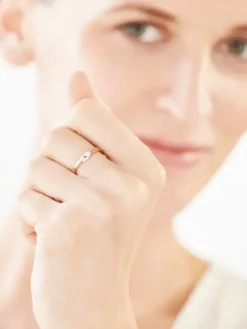 Apart Pierścionek z żółtego złota z brylantem - 0,05 ct - próba 585< Pierścionki