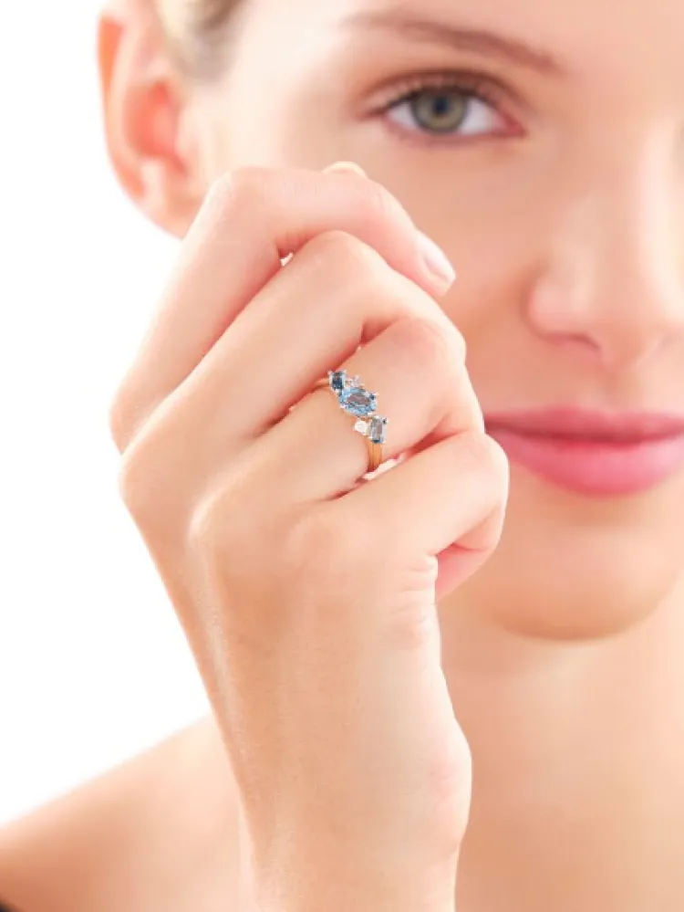 Hot Apart Pierścionek z żółtego złota z diamentami i topazami London Blue - próba 375