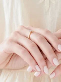 Online Apart Pierścionek z żółtego złota z diamentami - 0,05 ct - próba 585