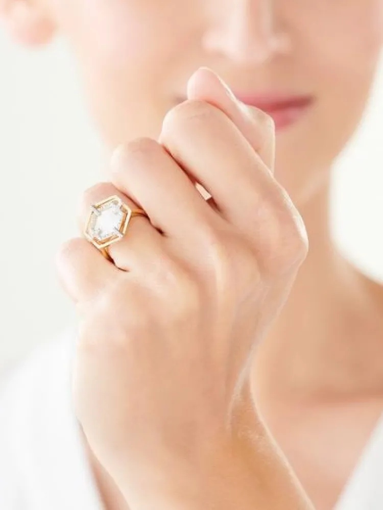 Apart Pierścionek z żółtego złota z diamentami i masą perłową - próba 585< Pierścionki
