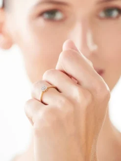 Sale Apart Pierścionek z żółtego złota z diamentami - 0,08 ct - próba 585