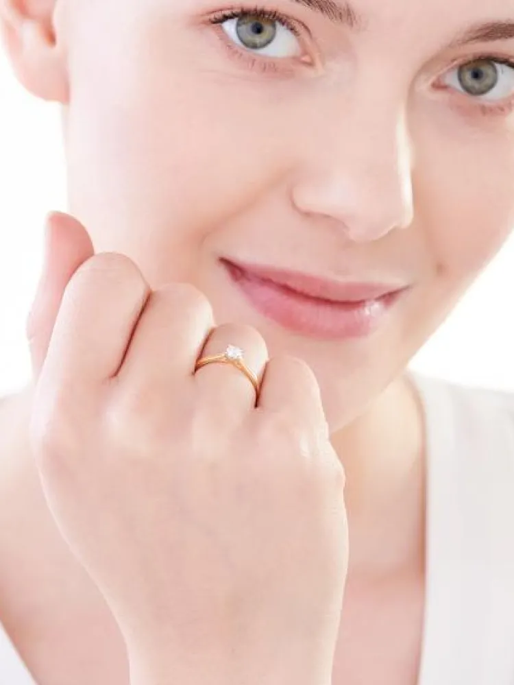 Apart Pierścionek z żółtego złota z brylantem - 0,31 ct - próba 750< Pierścionki