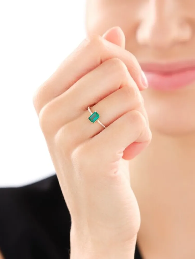 Discount Apart Pierścionek z żółtego złota z diamentami i szmaragdem syntetycznym - próba 585