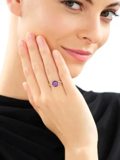 Sale Apart Pierścionek z żółtego złota z diamentami i ametystem - próba 585