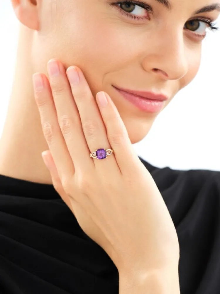 Sale Apart Pierścionek z żółtego złota z diamentami i ametystem - próba 585