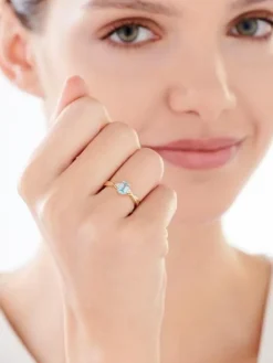 Apart Pierścionek z żółtego złota z diamentami i topazem - próba 375< Pierścionki