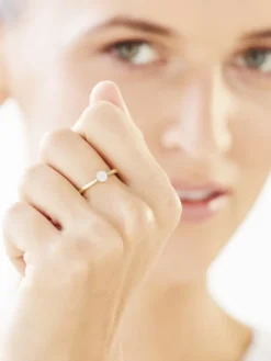 Apart Pierścionek z żółtego złota z diamentami - 0,05 ct - próba 375< Pierścionki