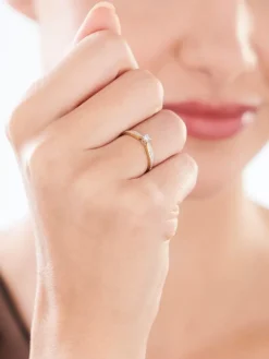 Apart Pierścionek z żółtego złota z brylantem - 0,03 ct - próba 375< Pierścionki