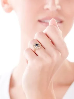 Outlet Apart Pierścionek z żółtego złota z diamentami i szafirem - próba 585