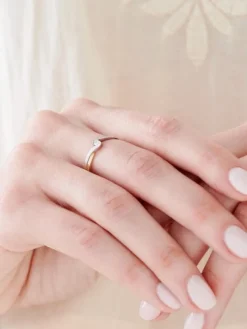 Apart Pierścionek z żółtego złota z brylantem - 0,06 ct - próba 585< Pierścionki