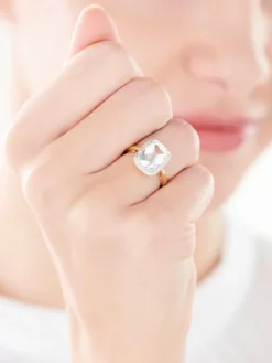 Discount Apart Pierścionek z żółtego złota z diamentami i topazem białym - próba 585