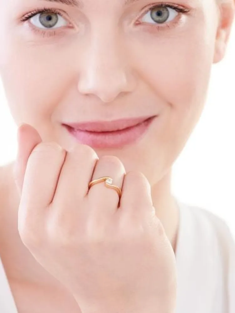 Best Apart Pierścionek z żółtego złota z brylantem - 0,23 ct - próba 750