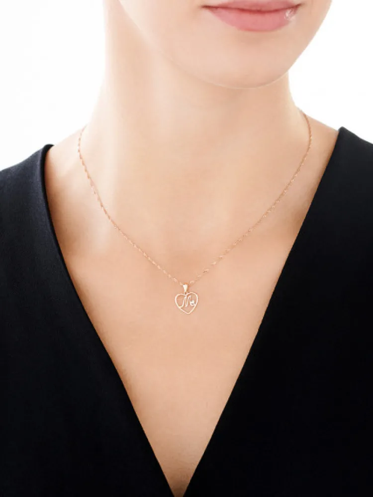 Apart Zawieszka z różowego złota z diamentem - litera M, serce - 0,005 ct - próba 375< Zawieszki