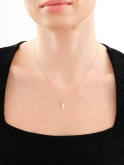 Apart Zawieszka z różowego złota z diamentami - medalik Matka Boska - 0,006 ct - próba 375< Zawieszki