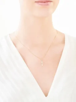 Apart Zawieszka z żółtego i białego złota z diamentem - krzyż - 0,003 ct - próba 375< Zawieszki
