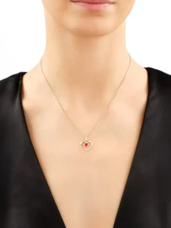 Outlet Apart Zawieszka z żółtego złota z diamentami i rubinem syntetycznym - serce - próba 375