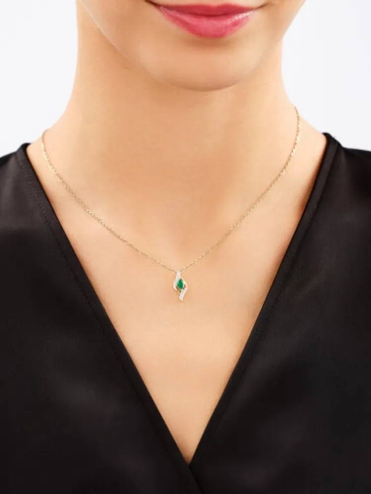 Discount Apart Zawieszka z żółtego złota z diamentami i szmaragdem - próba 585