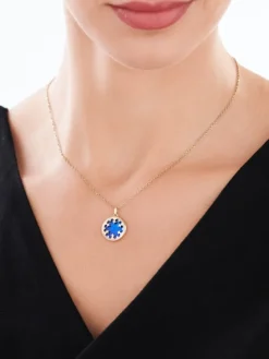 Apart Zawieszka z żółtego złota z diamentami i emalią - rozeta - 0,01 ct - próba 375< Zawieszki