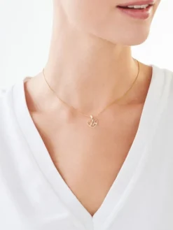 Online Apart Zawieszka z żółtego złota z diamentem - litera W, serce - 0,005 ct - próba 375