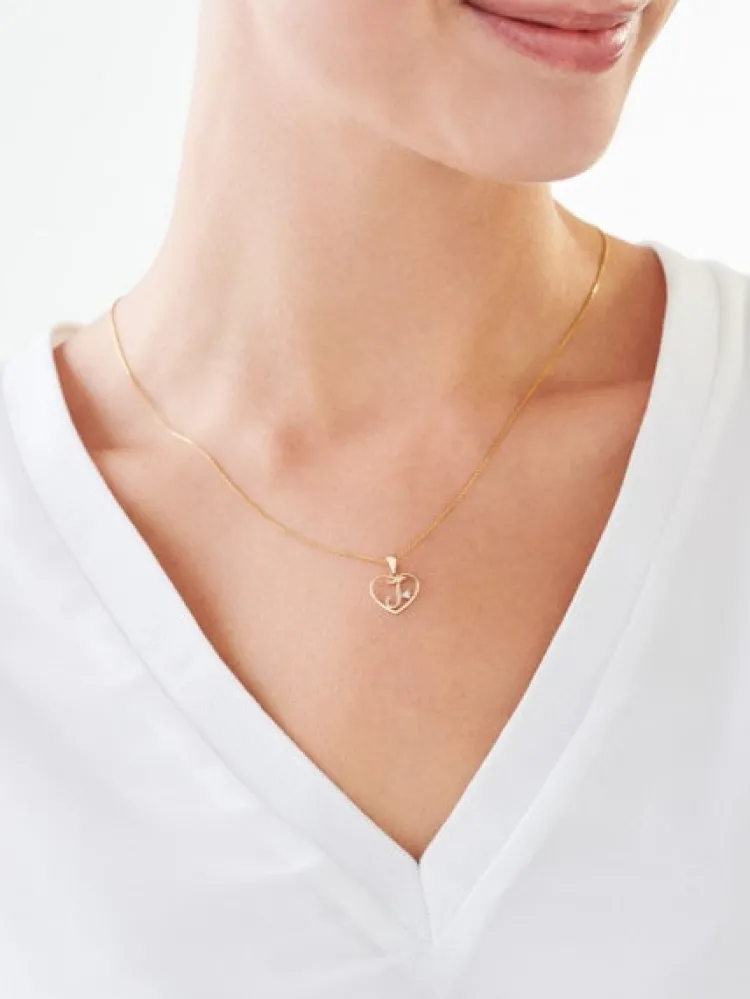 Apart Zawieszka z żółtego złota z diamentem - litera J, serce - 0,005 ct - próba 375< Zawieszki