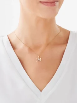 Apart Zawieszka z żółtego złota z diamentem - litera M - 0,003 ct - próba 375< Zawieszki